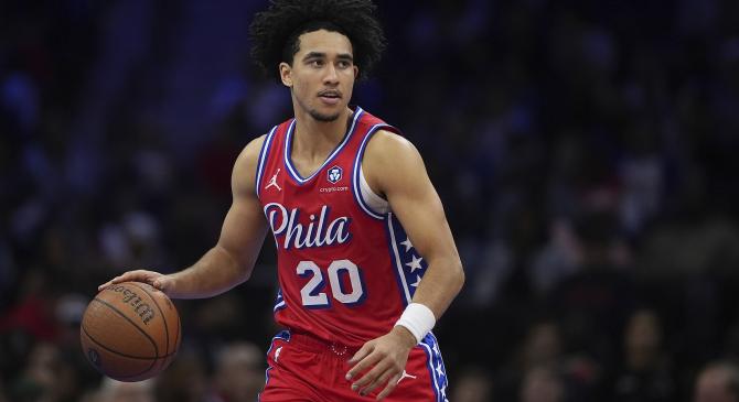 包含篮球比赛中崭露头角的新秀球员备受关注和瞩目的词条